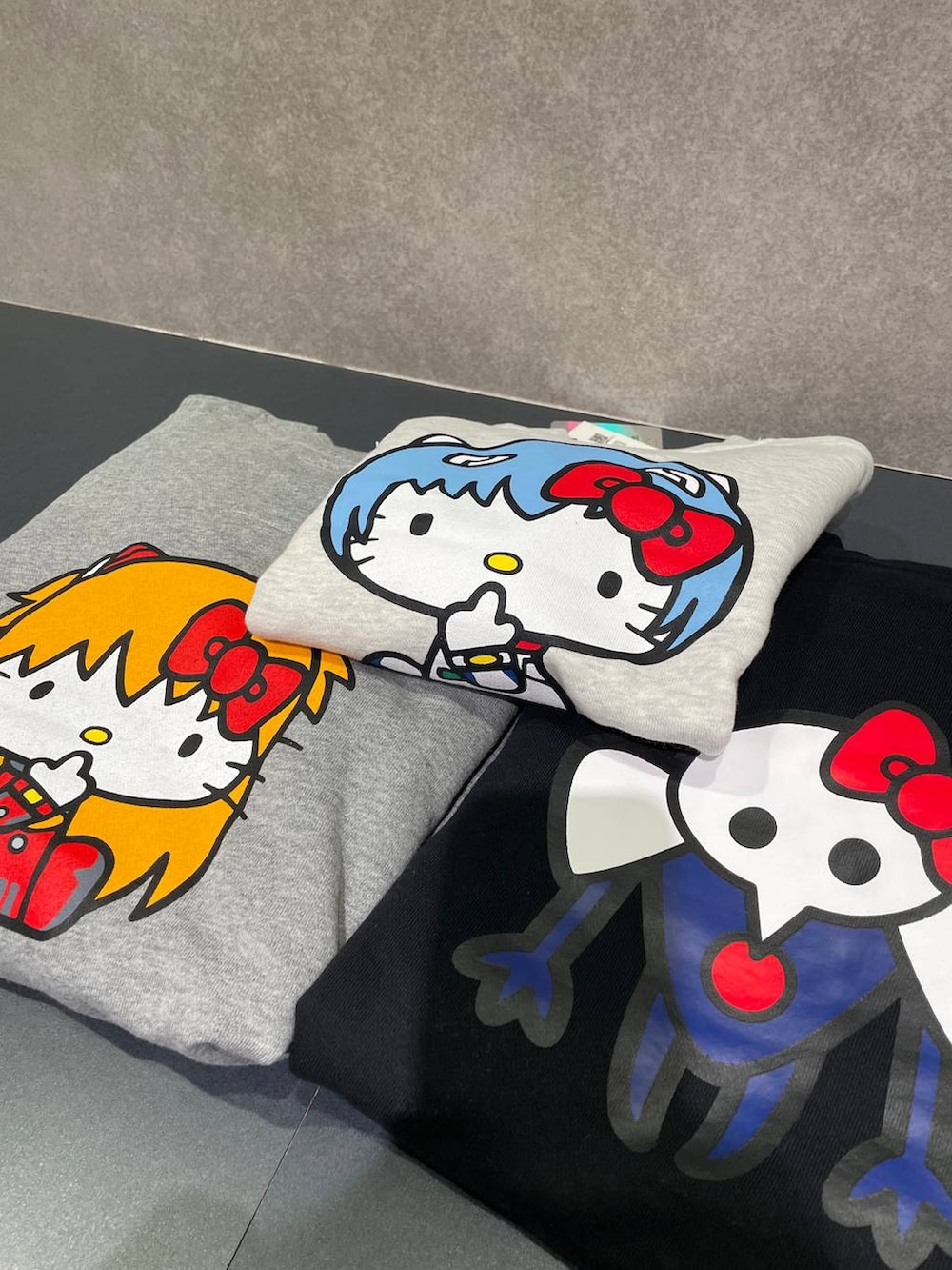 グレー系のスウェット、ベージュ系のスウェットを着用したレディースの冬コーディネートの2枚目の写真