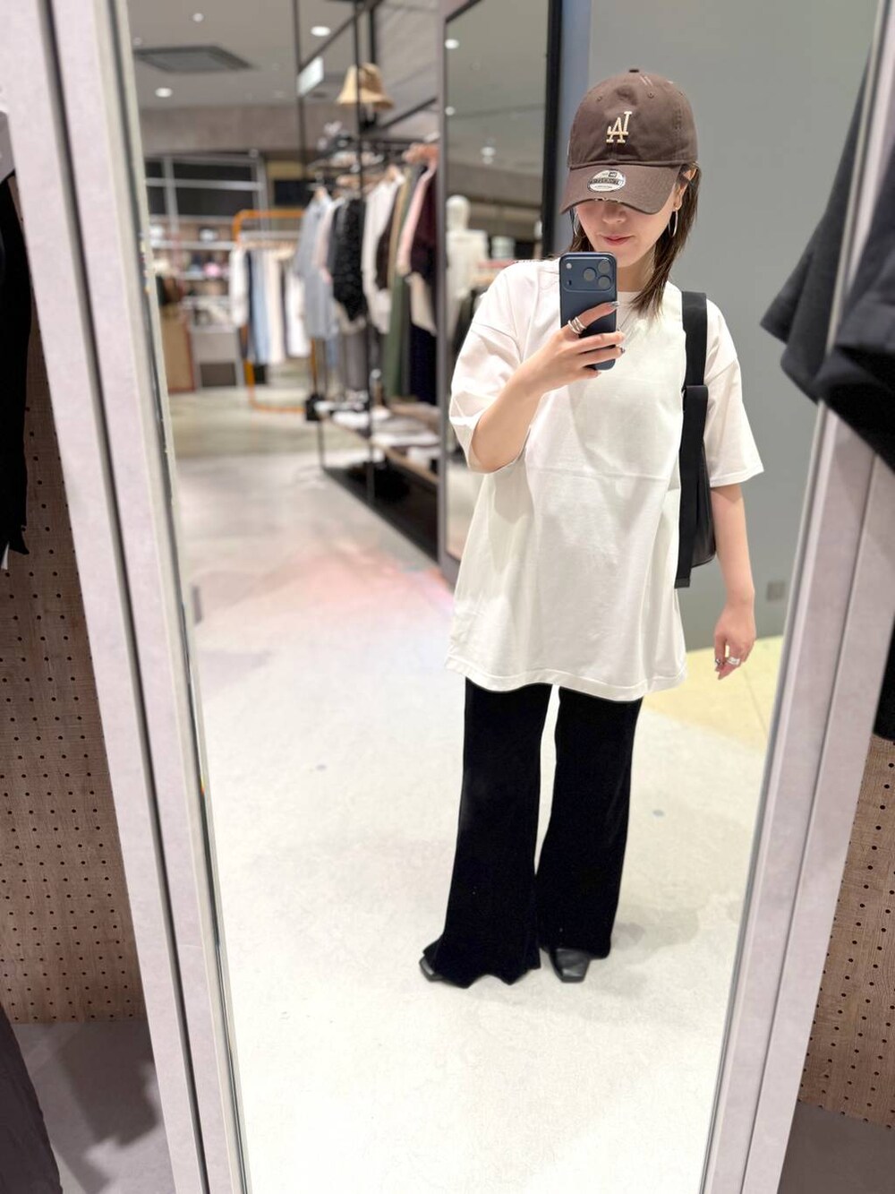ホワイト系のTシャツ/カットソーを着用したレディースの夏コーディネートの2枚目の写真