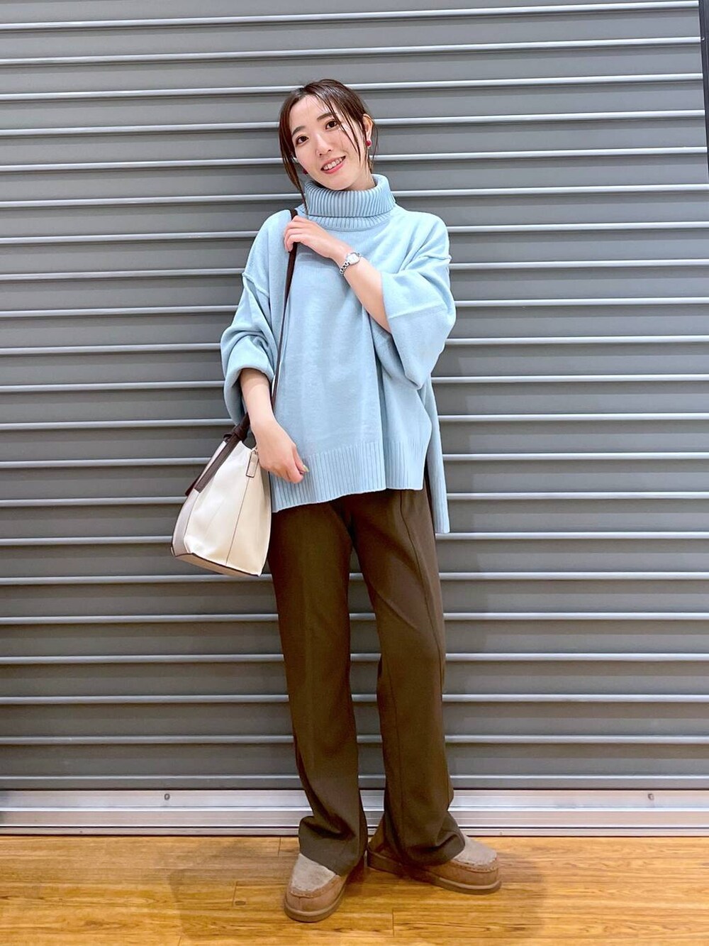 ブルー系のニット/セーター、ブラウン系のその他パンツ、ベージュ系のモカシン/デッキシューズを着用したレディースの冬コーディネートの4枚目の写真