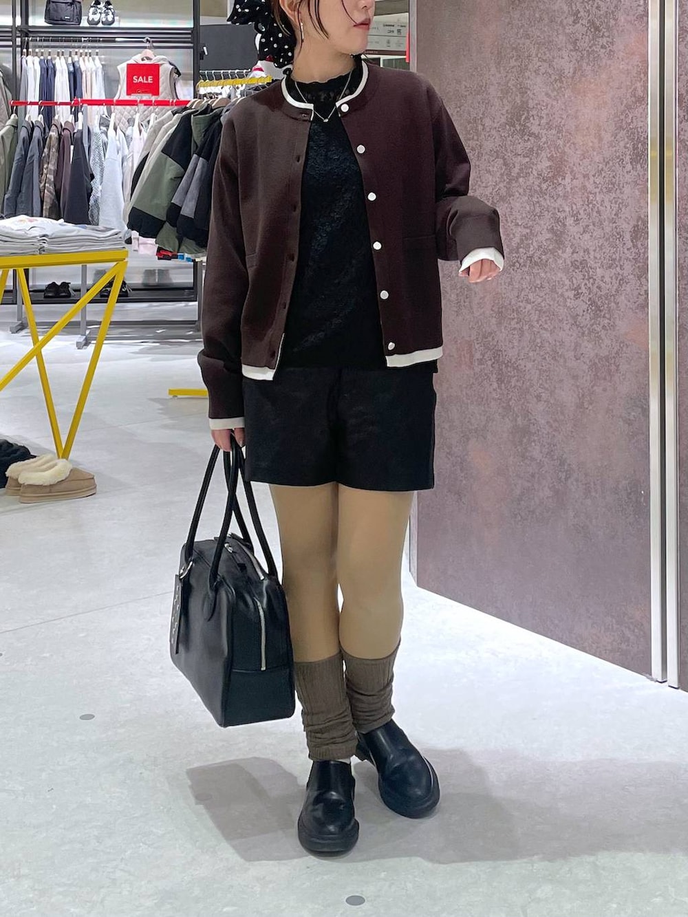 ブラック系のその他パンツ、ブラウン系のカーディガン/ボレロ、ブラック系のボストンバッグを着用したレディースの冬コーディネートの3枚目の写真