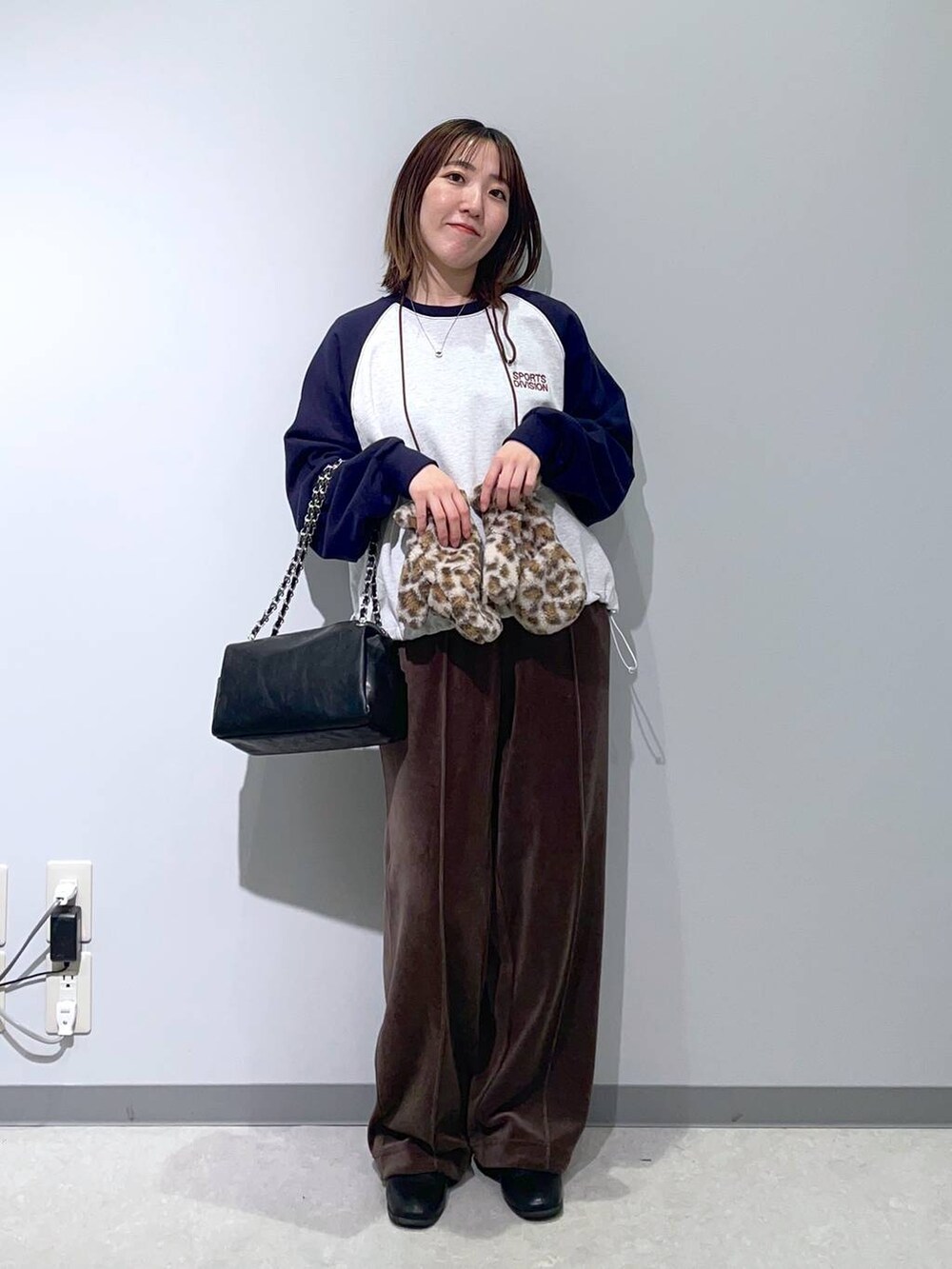 ブラウン系のその他パンツ、ブラック系のショルダーバッグ、グレー系のスウェットを着用したレディースの秋コーディネートの2枚目の写真