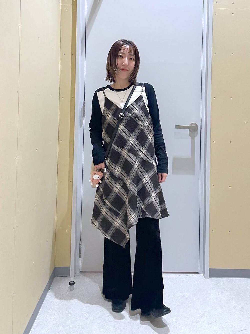 ブラック系のその他パンツ、ブラック系のチュニック、ブラック系のTシャツ/カットソーを着用したレディースの秋コーディネートの3枚目の写真