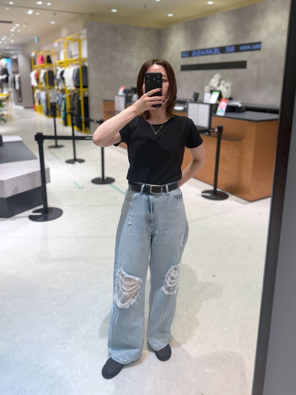 ブルー系のデニムパンツ、ブラック系のTシャツ/カットソーを着用したレディースの夏コーディネートの3枚目の写真
