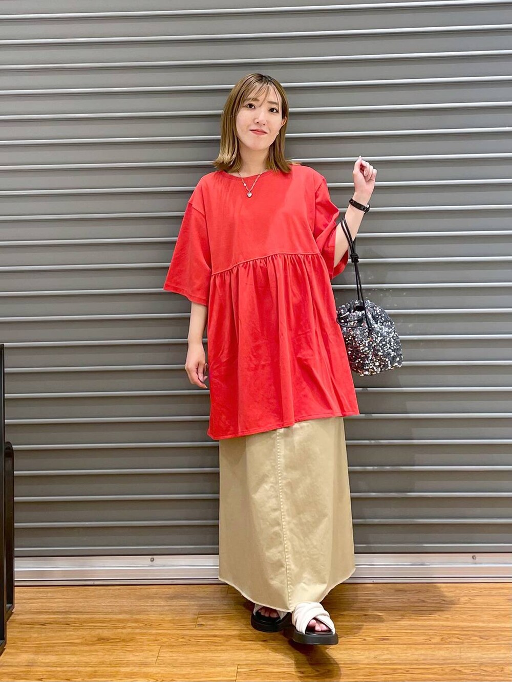 ホワイト系のサンダル、シルバー系のショルダーバッグ、レッド系のTシャツ/カットソーを着用したレディースの夏コーディネートの2枚目の写真