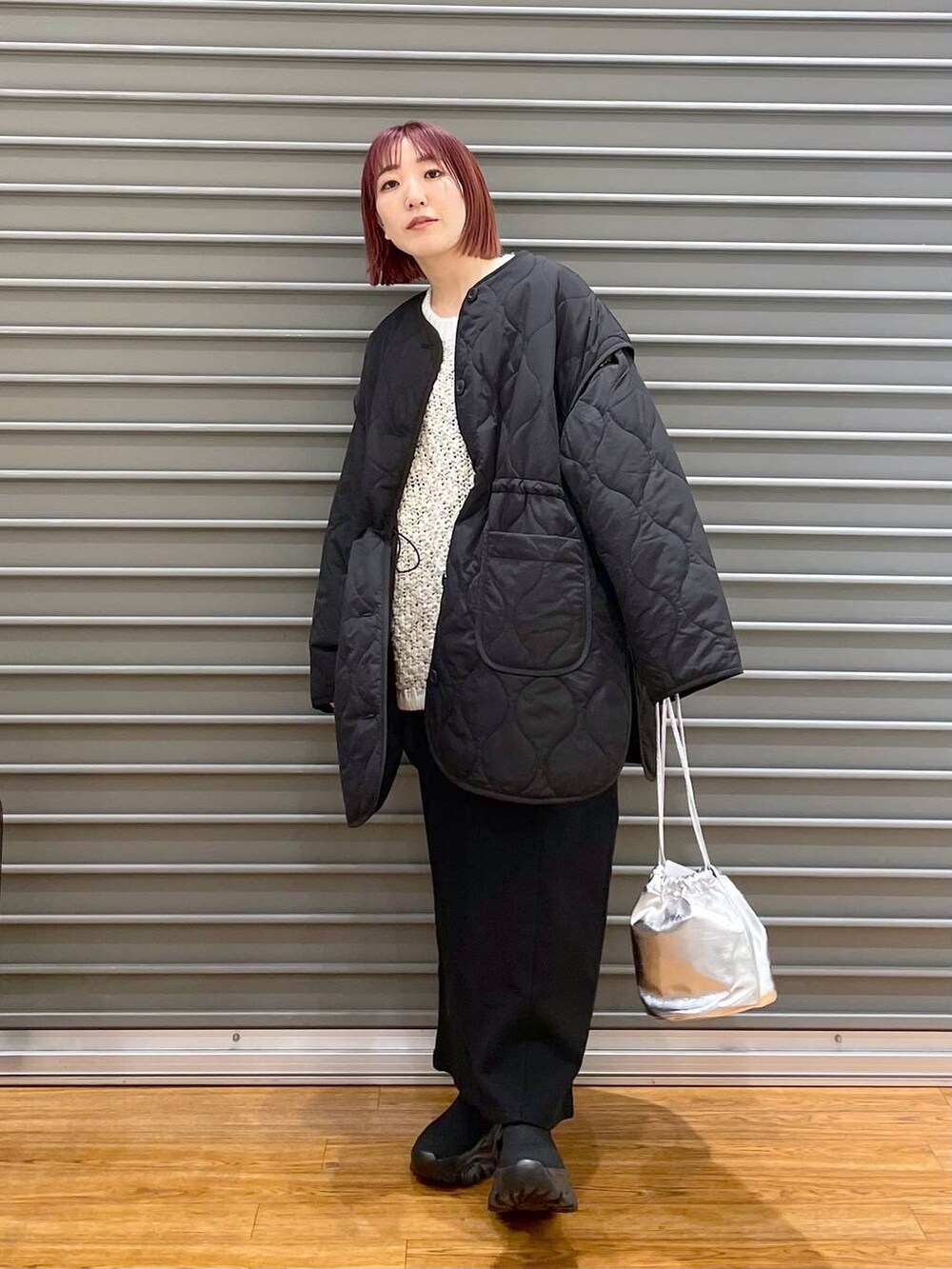 「低身長、体型カバー、ゆったり、カジュアル、ベーシック/シンプル、高見え、LEPSIM」｜「LEPSIMのエアサーマル2WAYキルティングコート　908989（その他アウター、ブラック系）」を使った、manaさん（レディース・153cm）の冬コーディネートの3枚目の写真