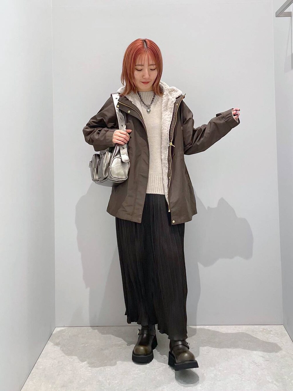 「低身長、カジュアル、ベーシック/シンプル、体型カバー、高見え、ゆったり、LEPSIM」｜「GLOBAL WORKのフワフワHugmeセットアップ/115407（ワンピース、ベージュ系）」を使った、manaさん（レディース・153cm）の秋コーディネートの3枚目の写真