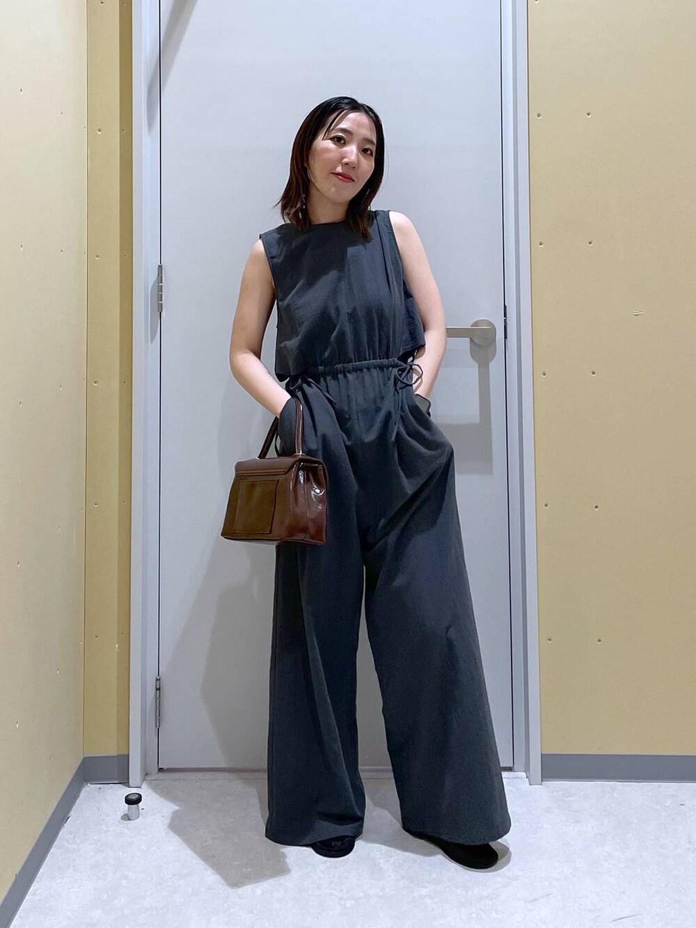 グレー系のサロペット/オーバーオール、ブラウン系のボストンバッグを着用したレディースの夏コーディネートの3枚目の写真
