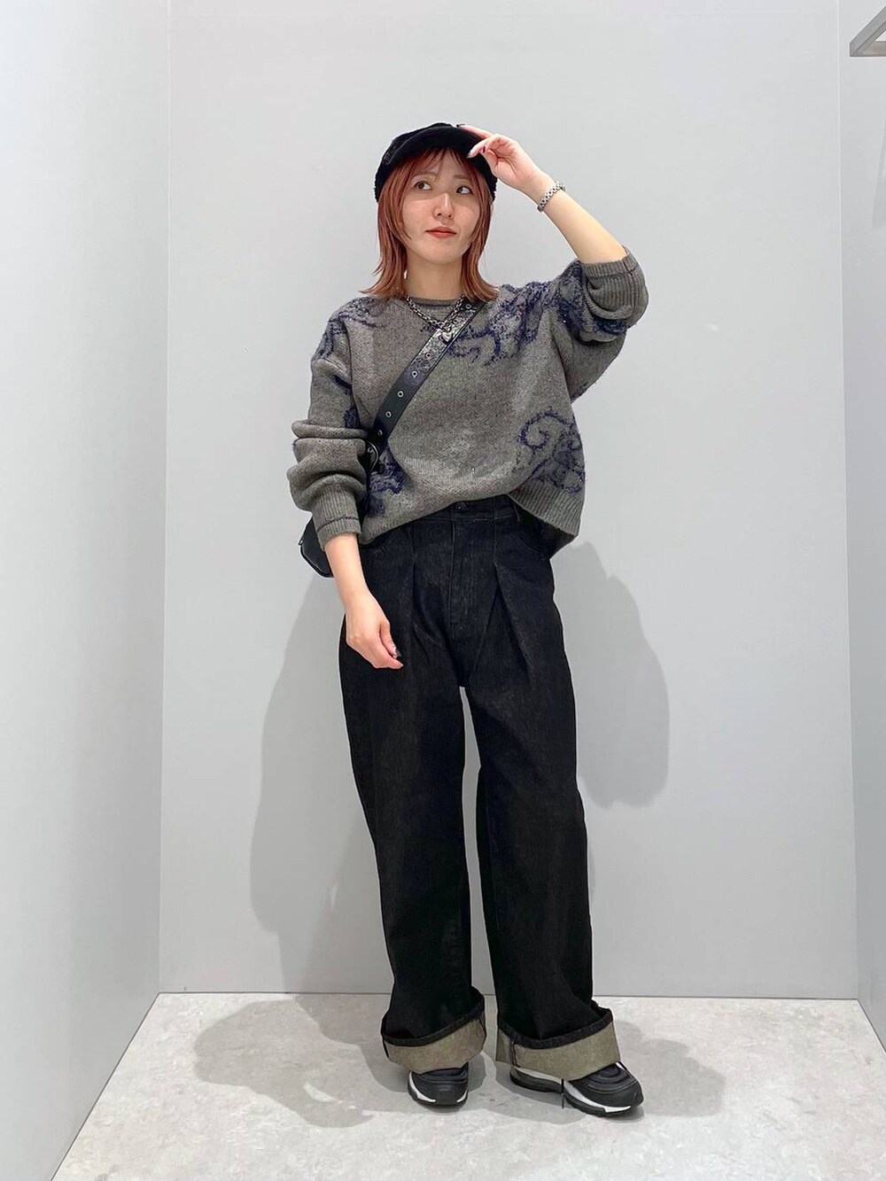 「低身長、カジュアル、ベーシック/シンプル、体型カバー、高見え、ゆったり、LEPSIM」｜「JEANASISの4ポケットワンショルダーBAG/131265（ショルダーバッグ、ブラック系）」を使った、manaさん（レディース・153cm）の秋コーディネートの2枚目の写真