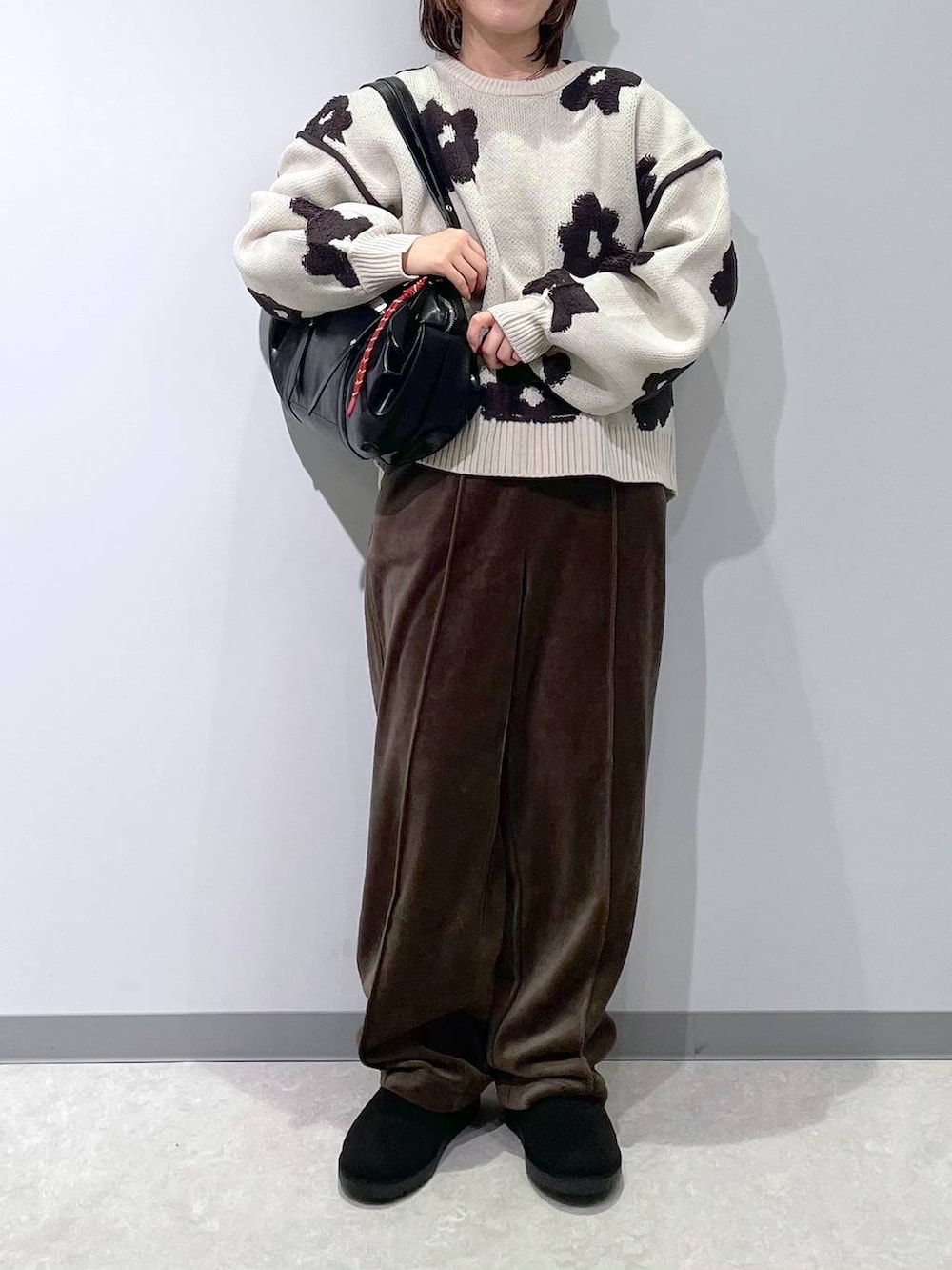 ブラウン系のその他パンツ、ベージュ系のニット/セーター、ブラック系のブーツを着用したレディースの冬コーディネートの4枚目の写真