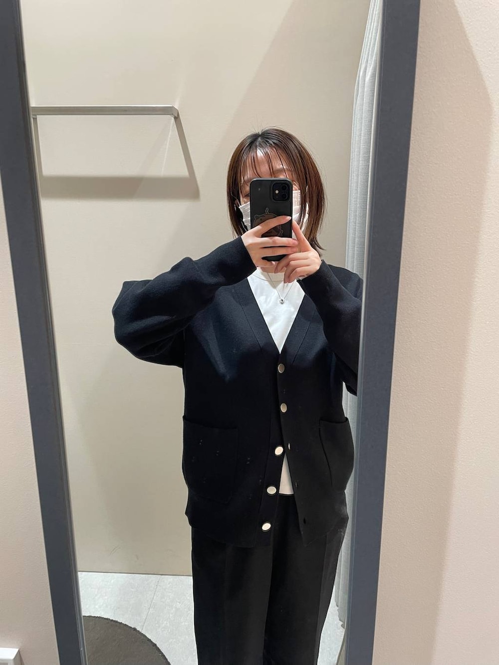 ブラック系のカーディガン/ボレロ、シルバー系のバレッタ/ヘアクリップを着用したレディースの春コーディネートの4枚目の写真