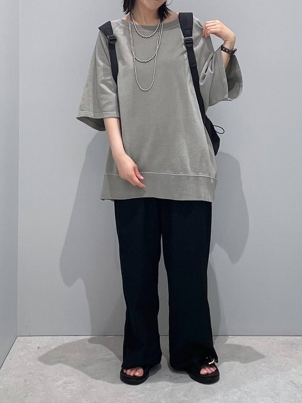 ブラック系のバックパック/リュック、ブラック系のその他パンツ、ブラック系のサンダルを着用したレディースの春コーディネートの4枚目の写真