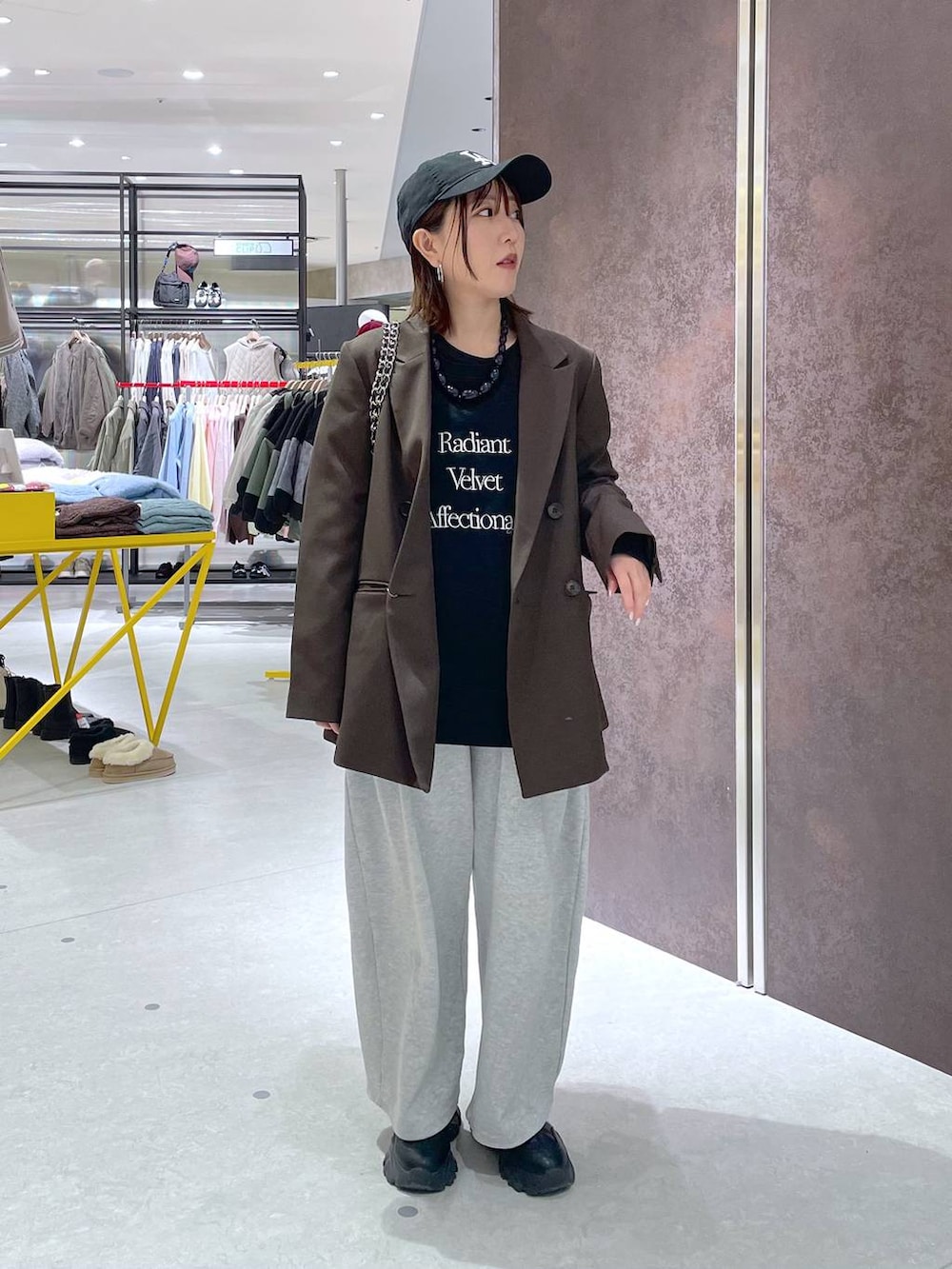 ブラック系のショルダーバッグ、ブラウン系のテーラードジャケット、ブラック系のキャップを着用したレディースの冬コーディネートの4枚目の写真