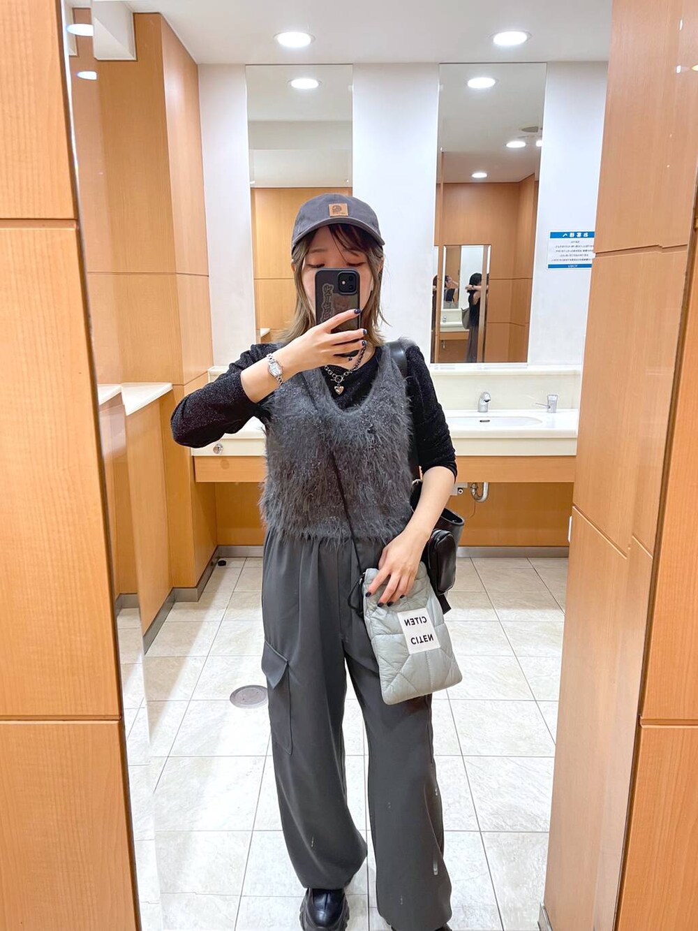 ブラック系のショルダーバッグ、グレー系のスラックス、ブラック系のTシャツ/カットソーを着用したレディースの秋コーディネートの2枚目の写真