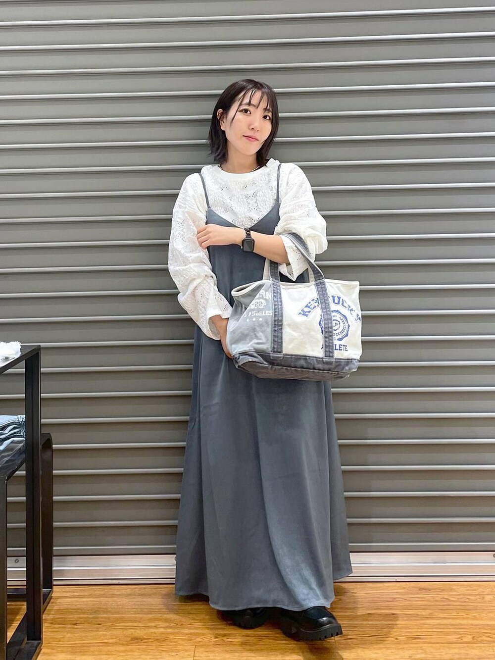 ホワイト系のTシャツ/カットソー、ブラック系のローファー、ブルー系のトートバッグを着用したレディースの秋コーディネートの2枚目の写真