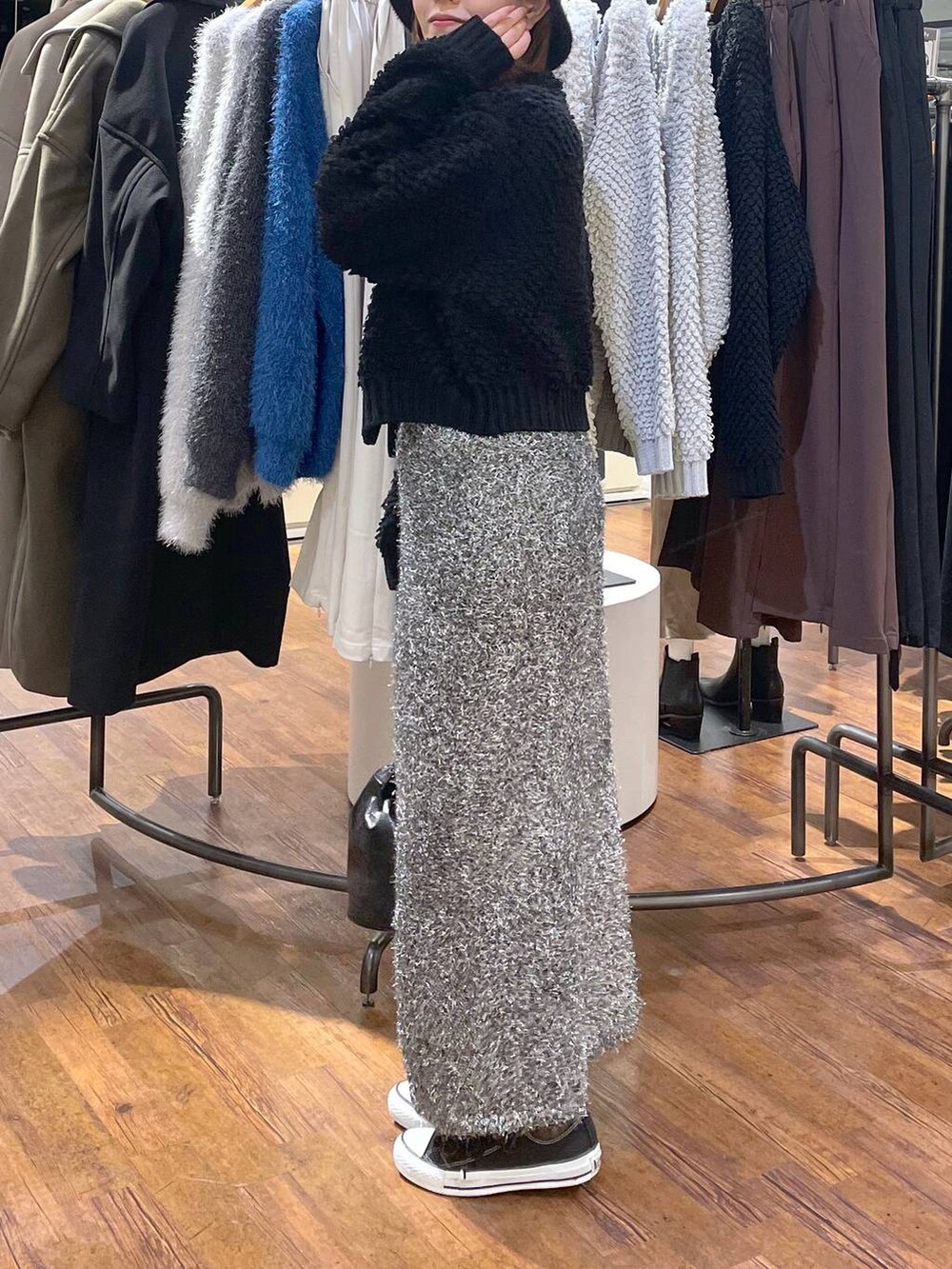 ブラック系のショルダーバッグ、ブラック系のスカート、ブラック系のカーディガン/ボレロを着用したレディースの冬コーディネートの2枚目の写真