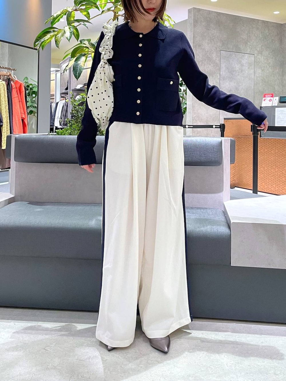 ブルー系のカーディガン/ボレロ、ホワイト系のショルダーバッグ、その他のパンプスを着用したレディースの秋コーディネートの4枚目の写真