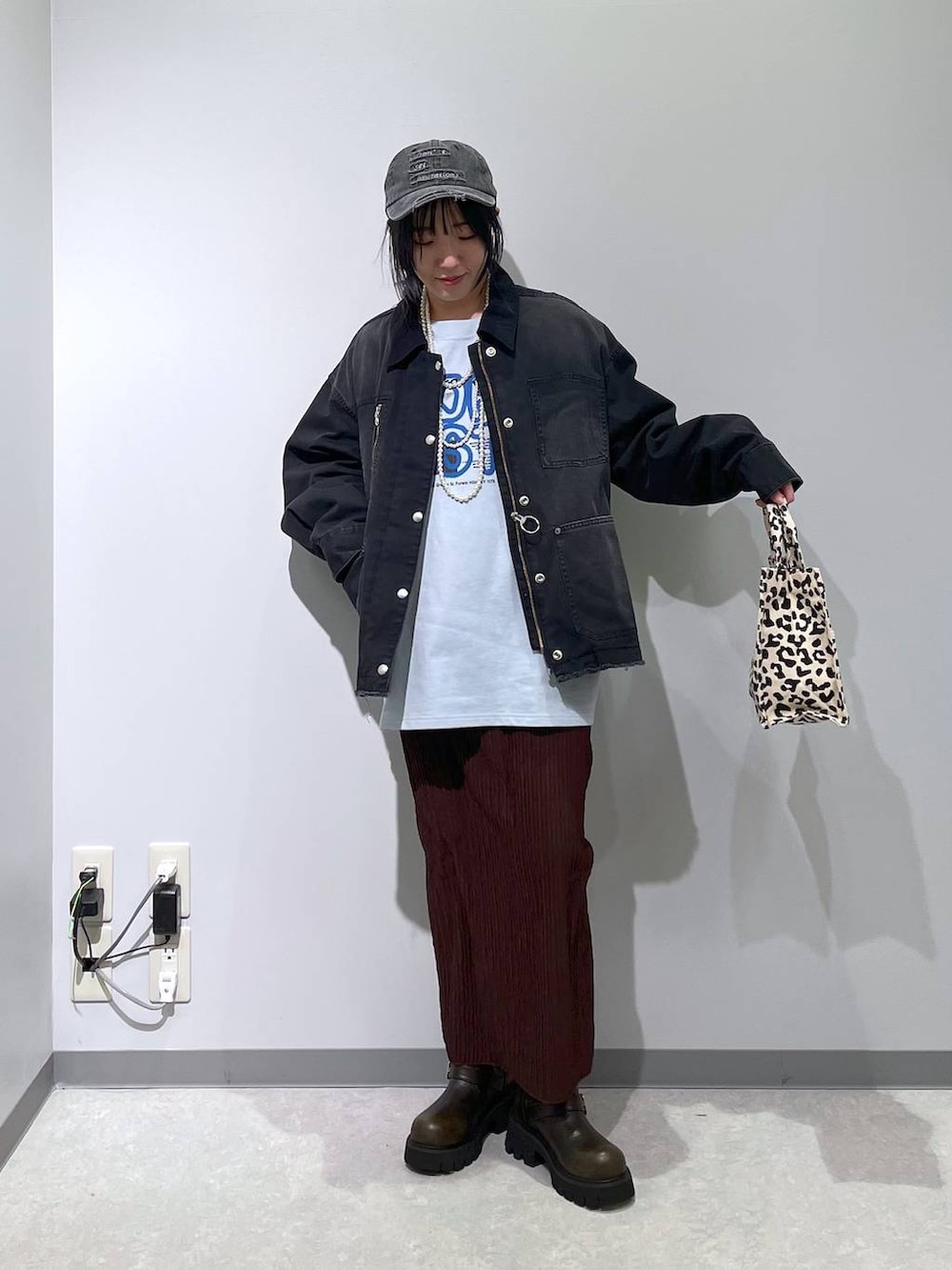 ブルー系のTシャツ/カットソー、ブラウン系のスカート、その他のトートバッグを着用したレディースの春コーディネートの2枚目の写真