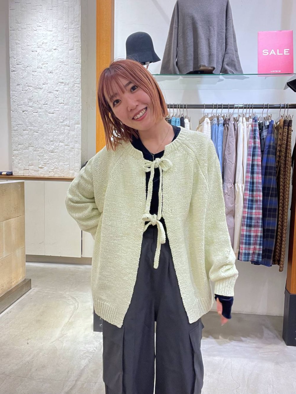 ブルー系のTシャツ/カットソー、ホワイト系のブーツ、グレー系のカーゴパンツを着用したレディースの春コーディネートの4枚目の写真