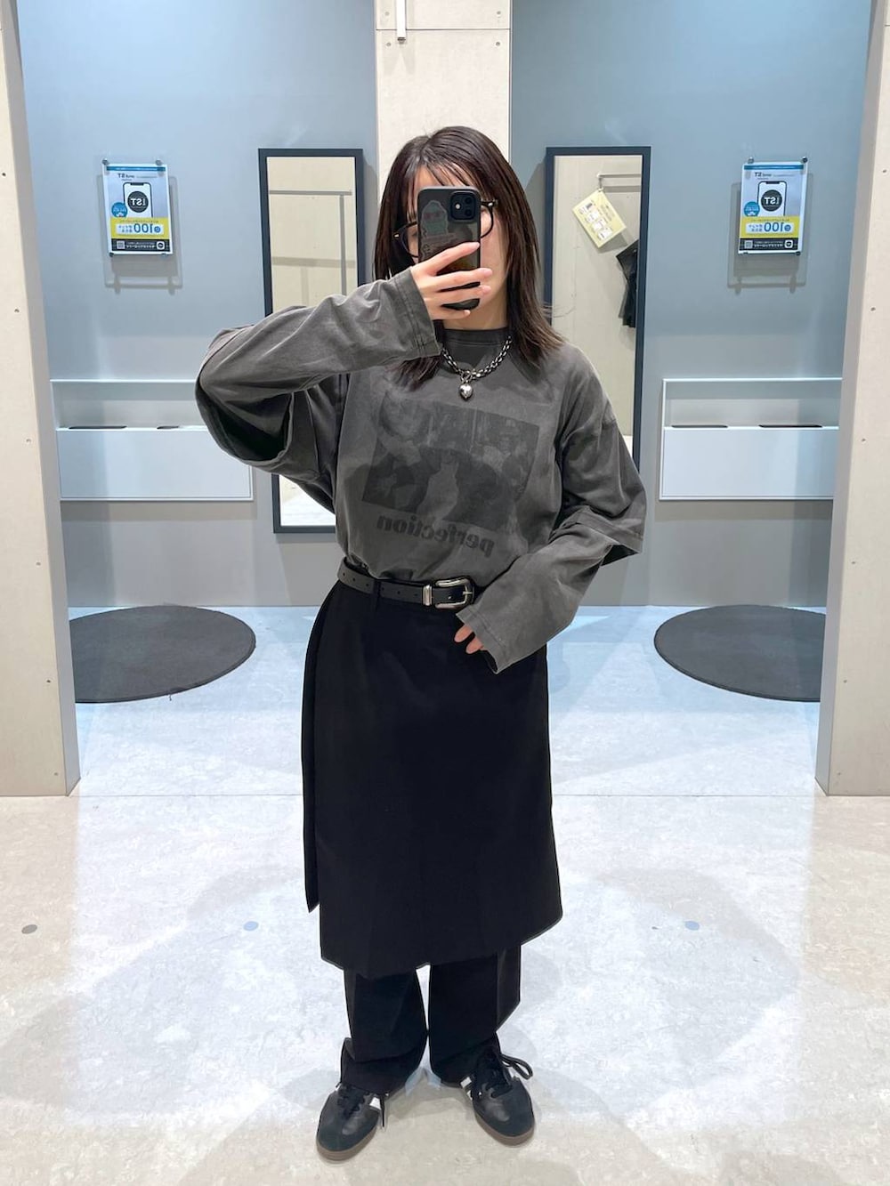 ブラック系のTシャツ/カットソー、ブラック系のその他パンツ、ブラック系のネックレスを着用したレディースの春コーディネートの2枚目の写真