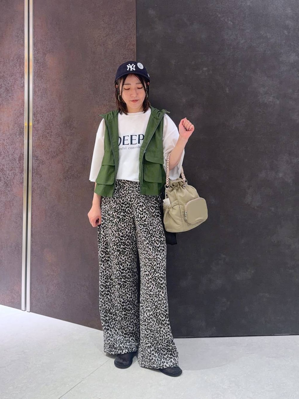 ホワイト系のTシャツ/カットソー、ホワイト系のその他パンツ、ベージュ系のショルダーバッグを着用したレディースの夏コーディネートの2枚目の写真
