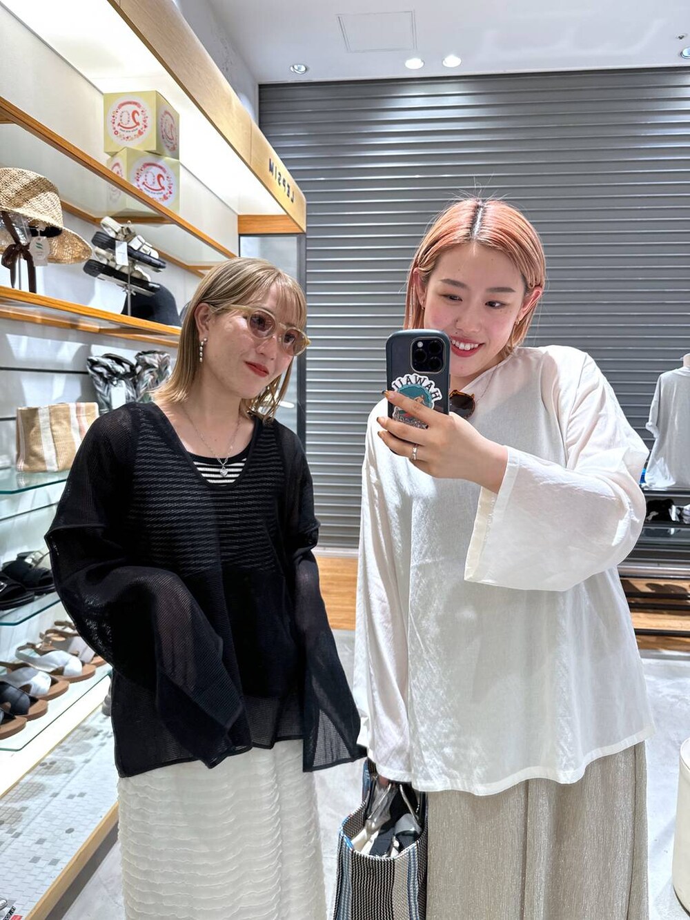 シルバー系のサンダル、ホワイト系のスカート、ホワイト系のTシャツ/カットソーを着用したレディースの春コーディネートの3枚目の写真