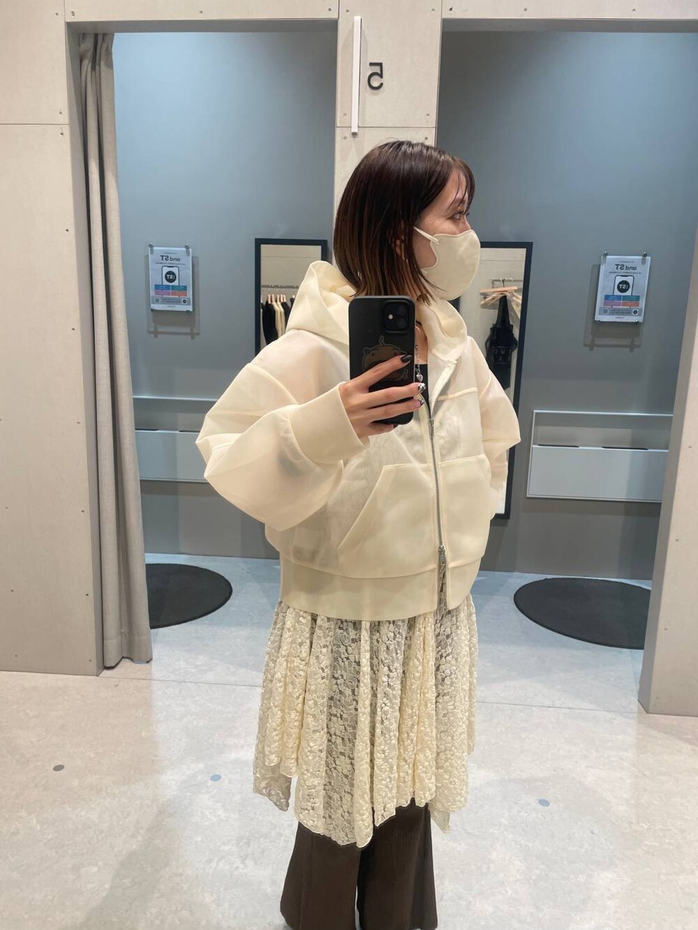 ブラウン系のその他パンツ、ホワイト系のパーカー、ホワイト系のキャミソールを着用したレディースの秋コーディネートの2枚目の写真