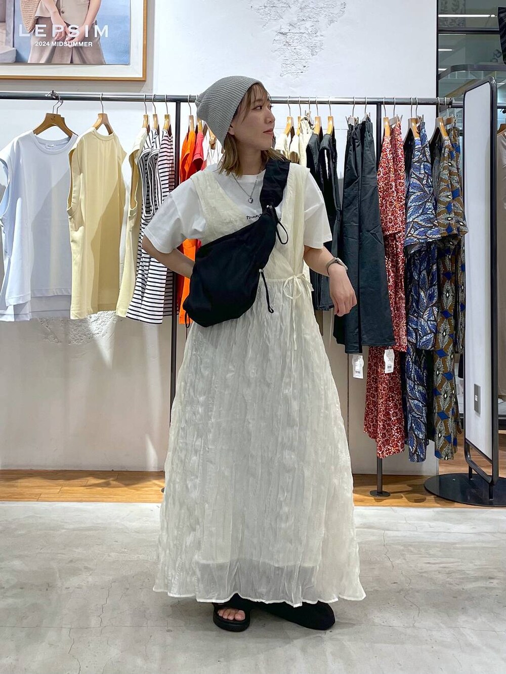 ホワイト系のTシャツ/カットソー、ブラック系のその他パンツ、ブラック系のサンダルを着用したレディースの夏コーディネートの2枚目の写真