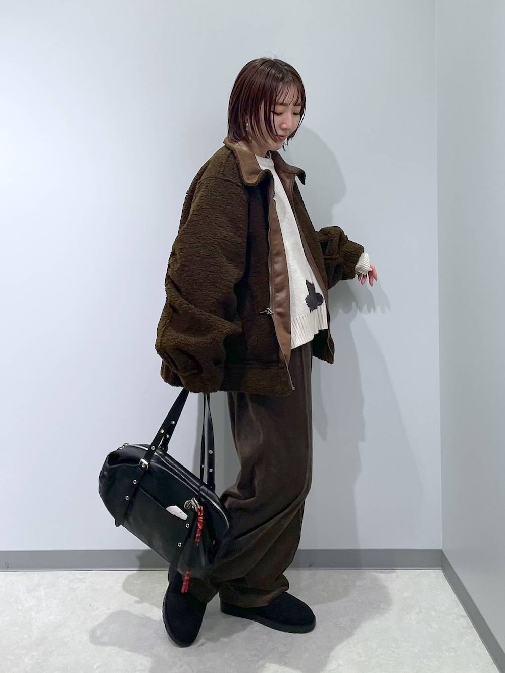 ブラウン系のその他パンツ、ブラウン系のブルゾン、ベージュ系のニット/セーターを着用したレディースの冬コーディネートの3枚目の写真