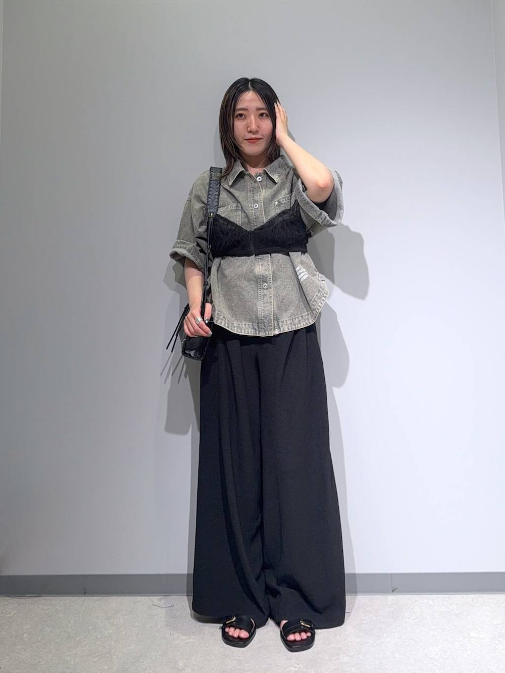 ブラック系のその他パンツ、ブラック系のキャミソール、グリーン系のシャツ/ブラウスを着用したレディースの夏コーディネートの3枚目の写真