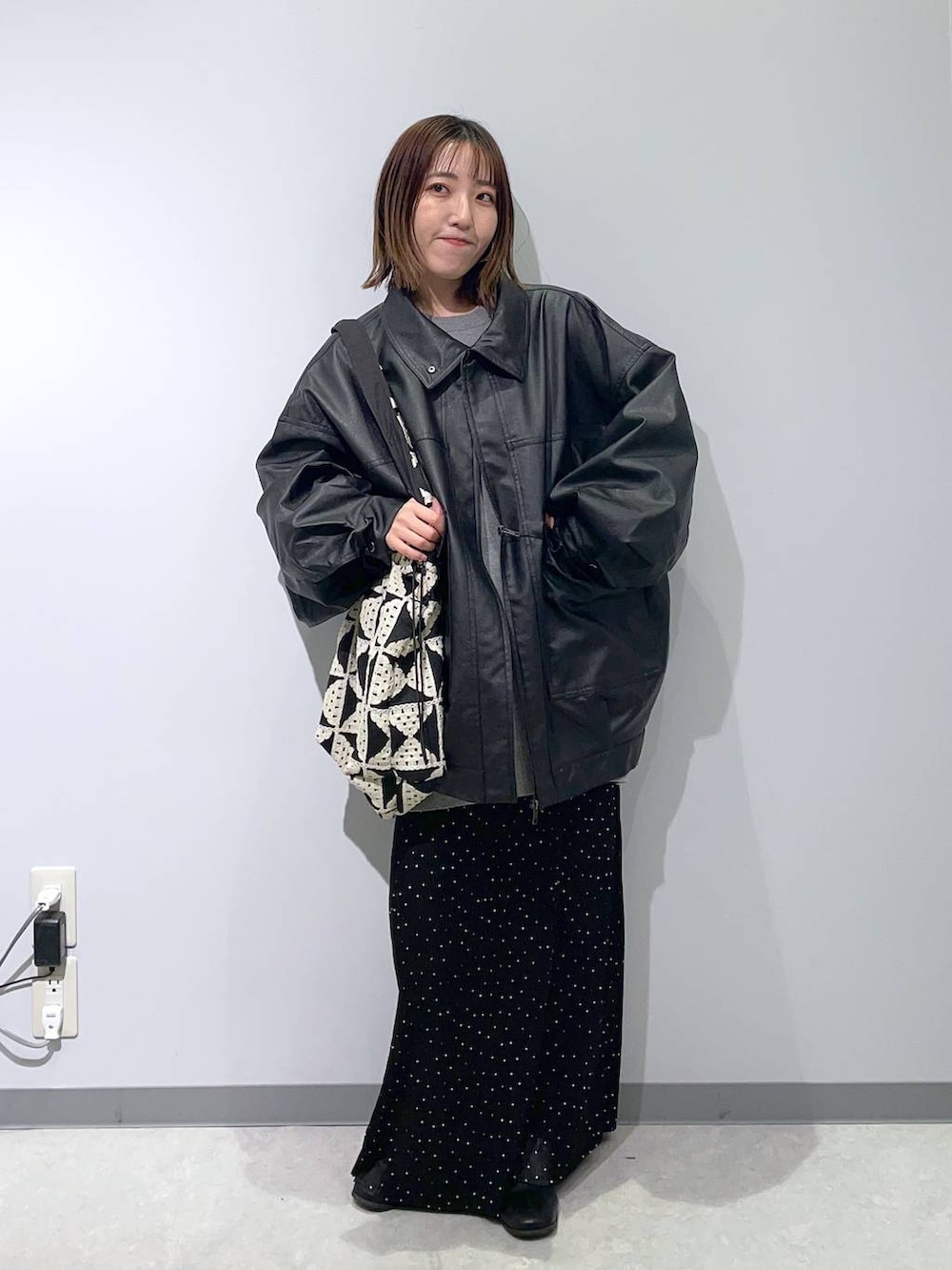 ホワイト系のTシャツ/カットソー、グレー系のニット/セーター、その他のスカートを着用したレディースの秋コーディネートの2枚目の写真