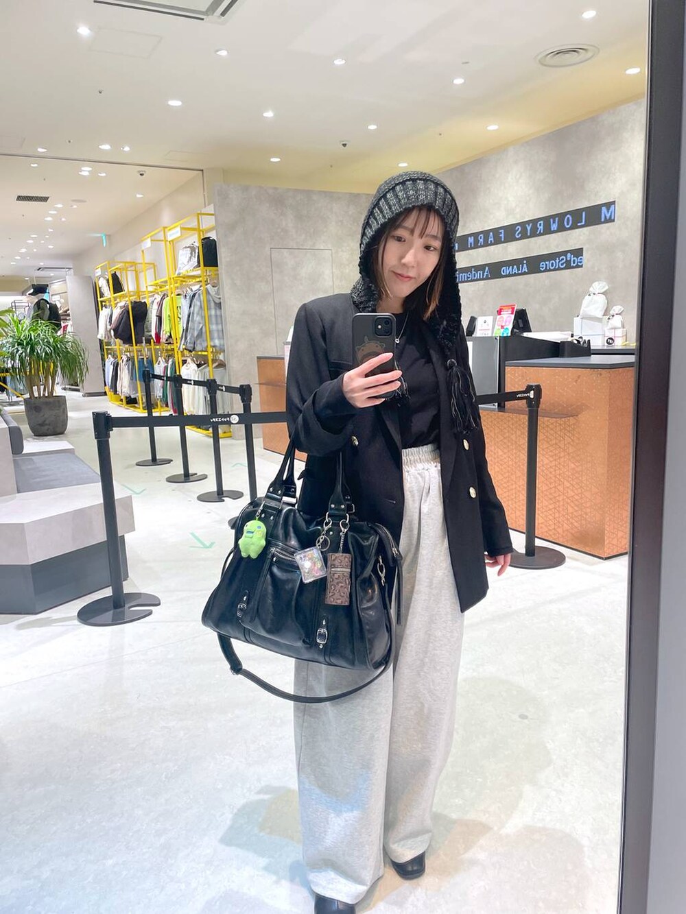 グレー系のスウェットパンツ、グレー系のニットキャップ/ビーニーを着用したレディースの秋コーディネートの2枚目の写真