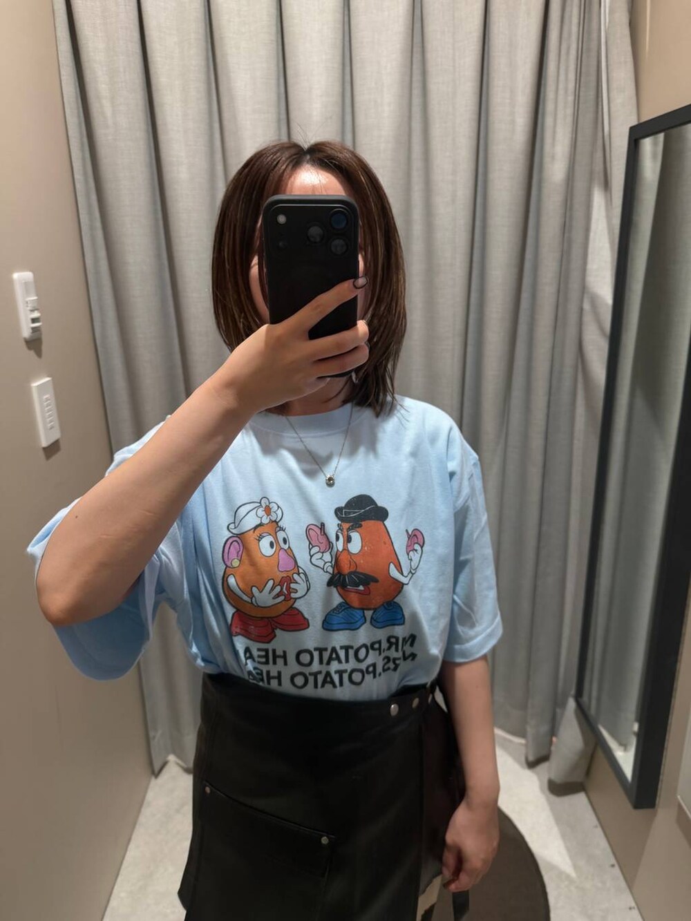 ベージュ系のその他パンツ、ブルー系のTシャツ/カットソー、ブラック系のベルトを着用したレディースの夏コーディネートの3枚目の写真