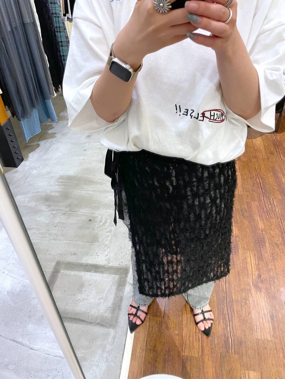 ブラック系のスカート、グレー系のデニムパンツ、ホワイト系のTシャツ/カットソーを着用したレディースの夏コーディネートの3枚目の写真