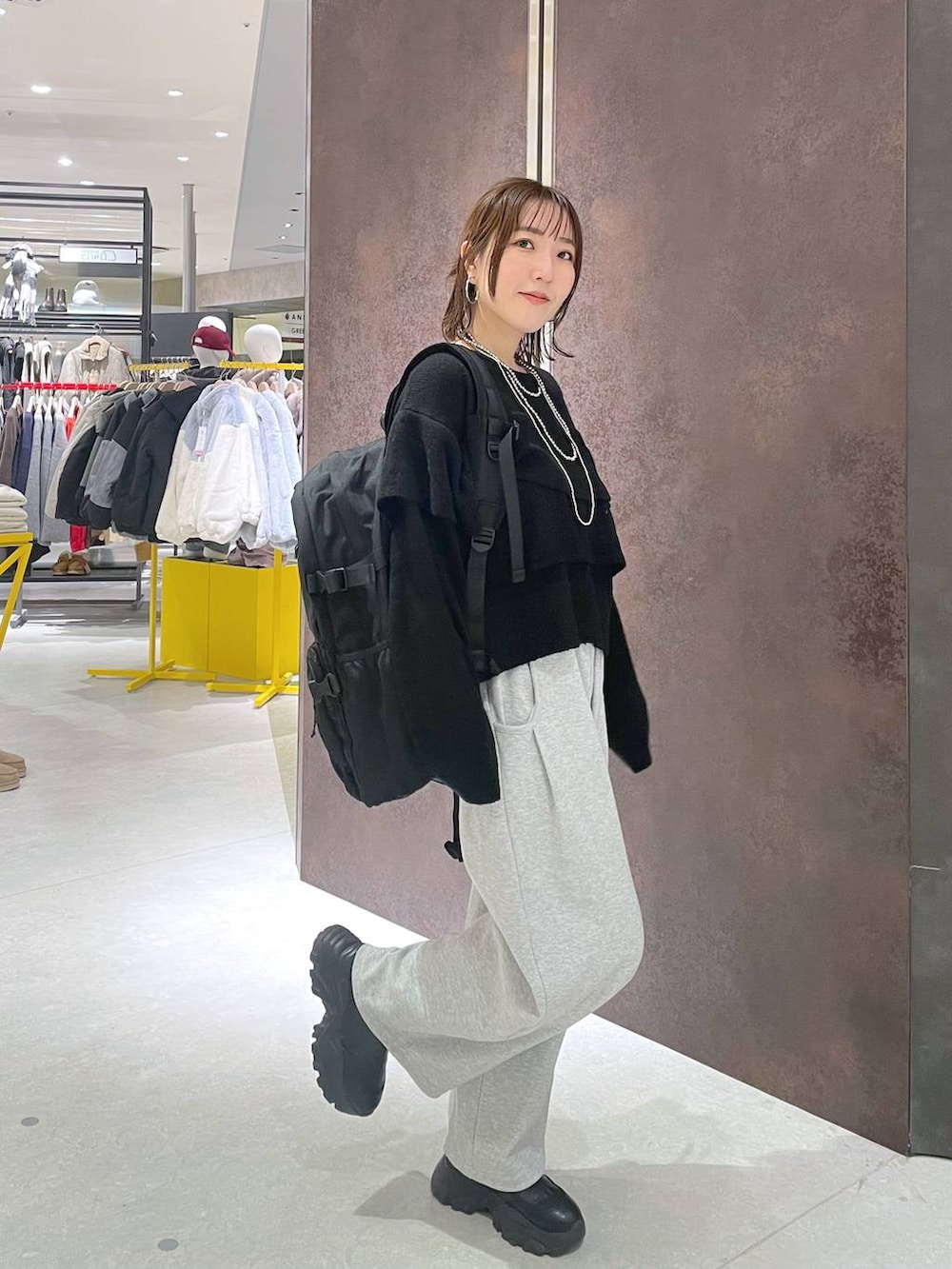 ブラック系のバックパック/リュック、グレー系のスウェットパンツ、ブラック系のニット/セーターを着用したレディースの冬コーディネートの4枚目の写真