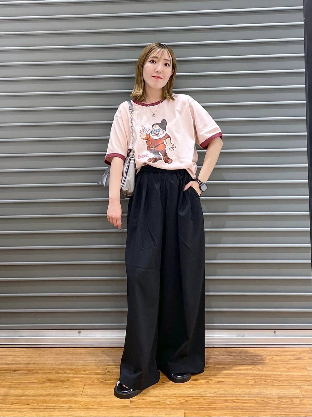 その他のショルダーバッグ、ホワイト系のサンダル、ブラック系のスラックスを着用したレディースの夏コーディネートの2枚目の写真