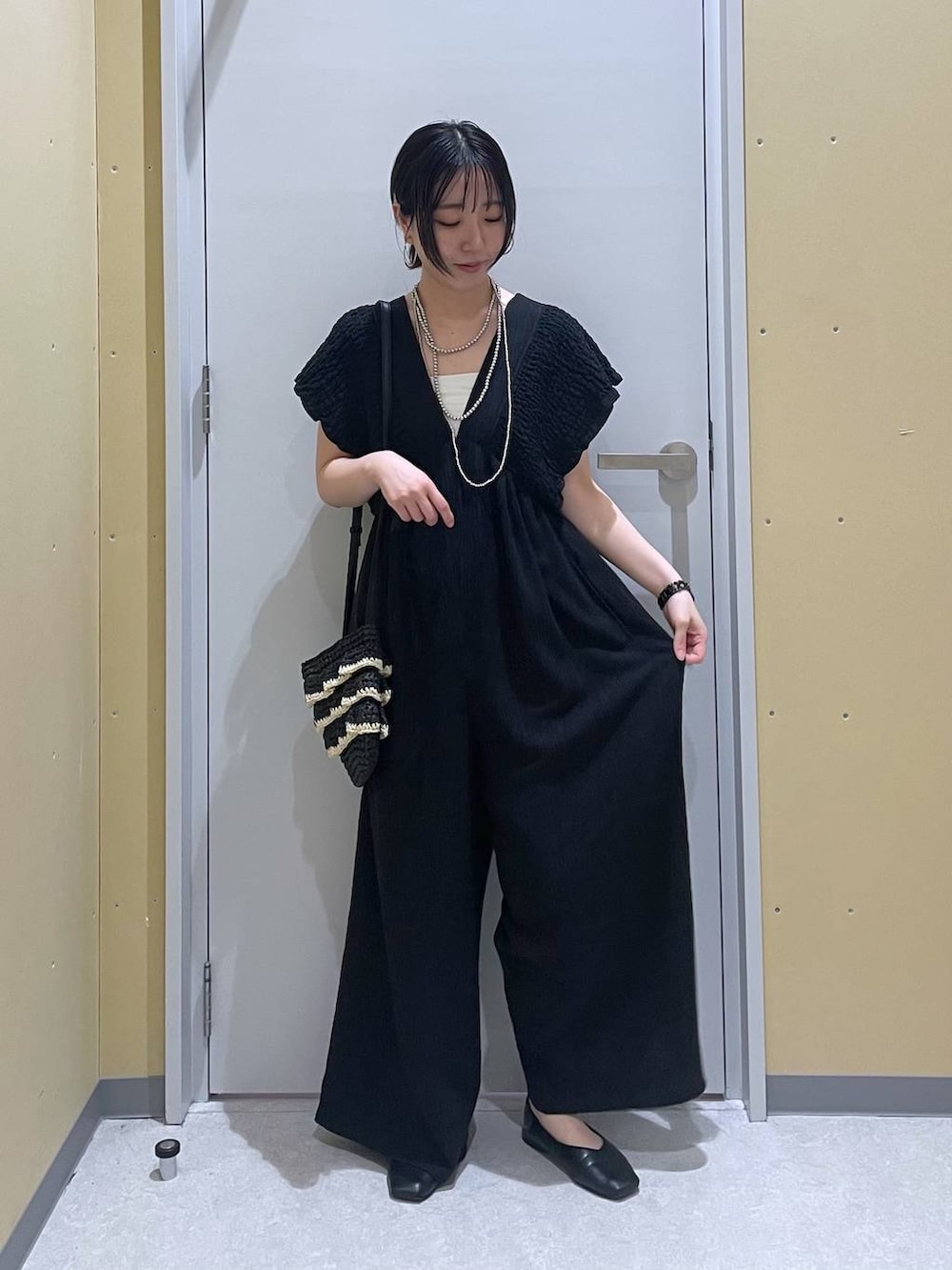 「大人カジュアル、低身長、カジュアル、ベーシック/シンプル、高見え、ゆったり、モノトーン、シンプルコーデ、きれいめカジュアル」｜「LAKOLEのペーパーフリルショルダーバッグ / 286390（ショルダーバッグ、ブラック系）」を使った、manaさん（レディース・153cm）の春コーディネートの3枚目の写真