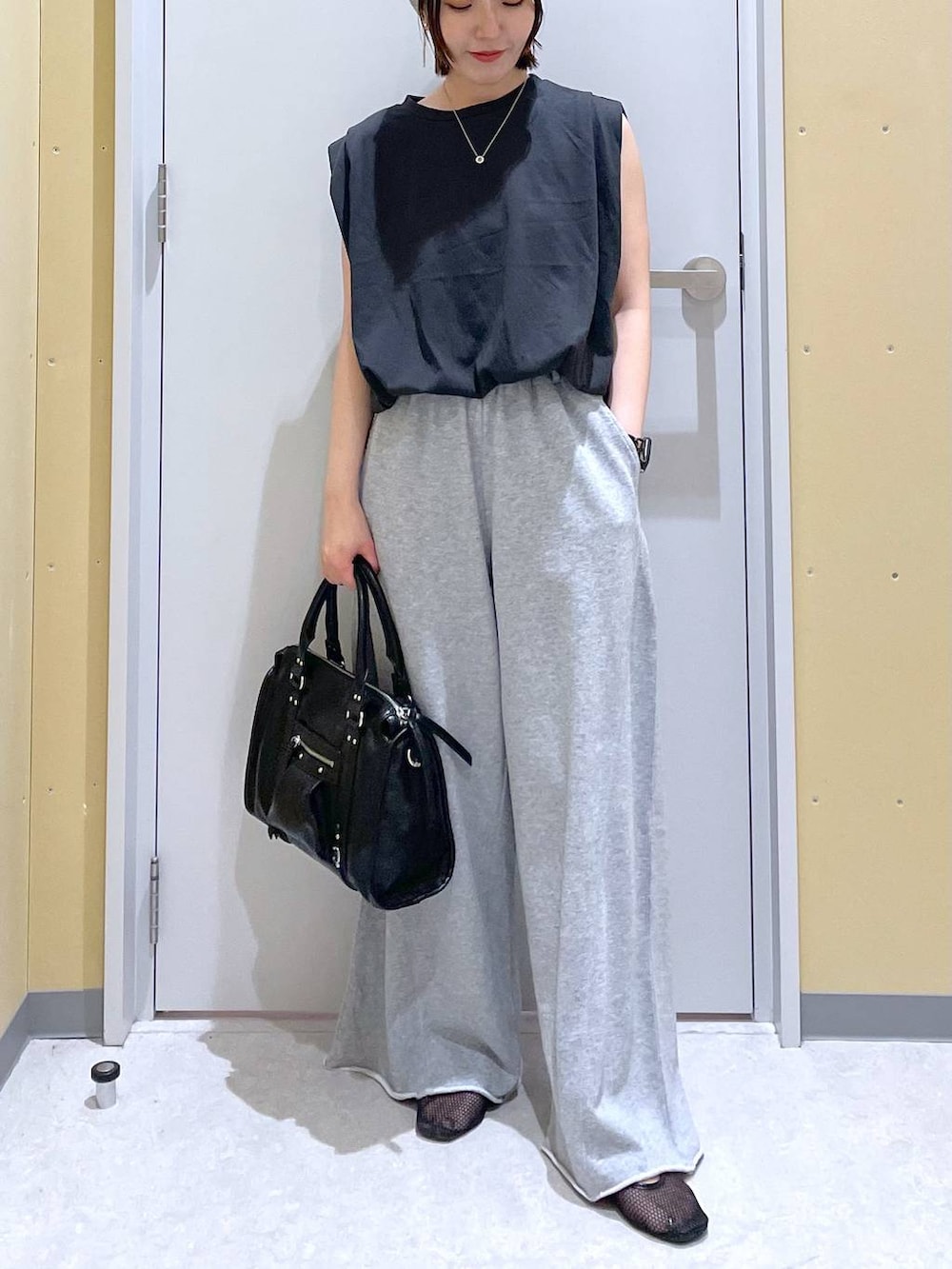 ブラック系のボストンバッグ、グレー系のTシャツ/カットソー、グレー系のスウェットパンツを着用したレディースの夏コーディネートの2枚目の写真