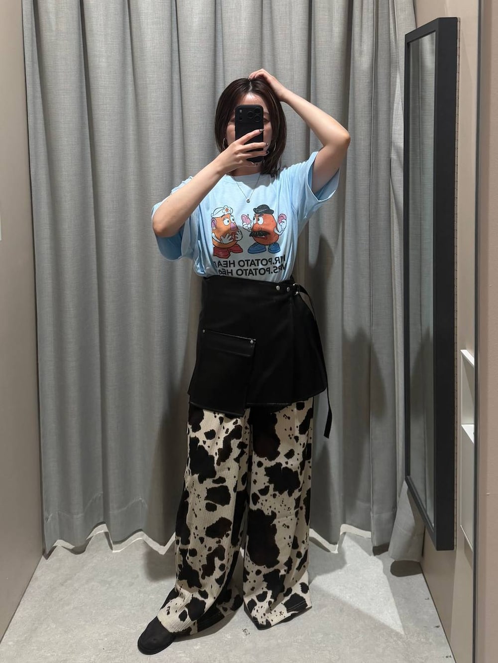 ベージュ系のその他パンツ、ブルー系のTシャツ/カットソー、ブラック系のベルトを着用したレディースの夏コーディネートの6枚目の写真