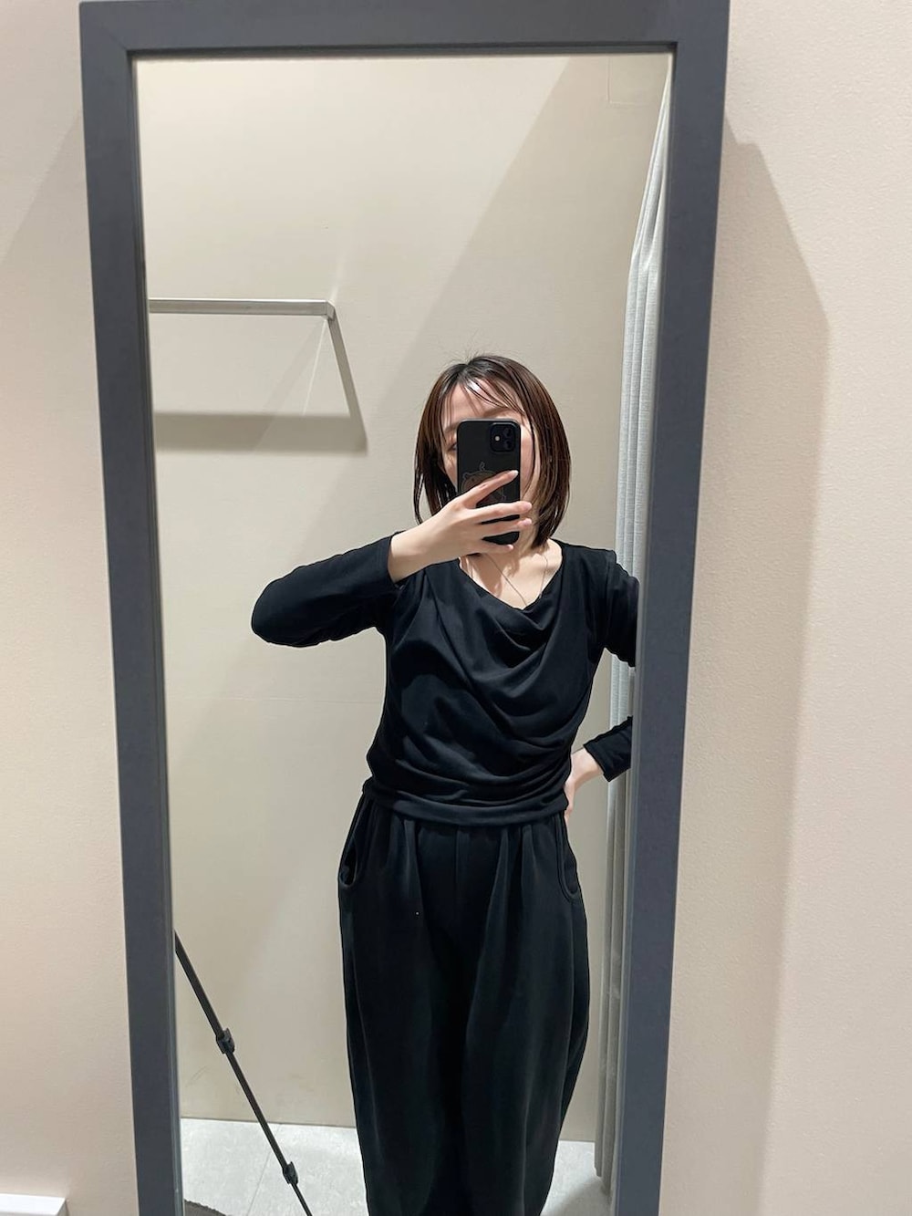 ブラック系のTシャツ/カットソー、ブラック系のスウェットパンツを着用したレディースの冬コーディネートの2枚目の写真