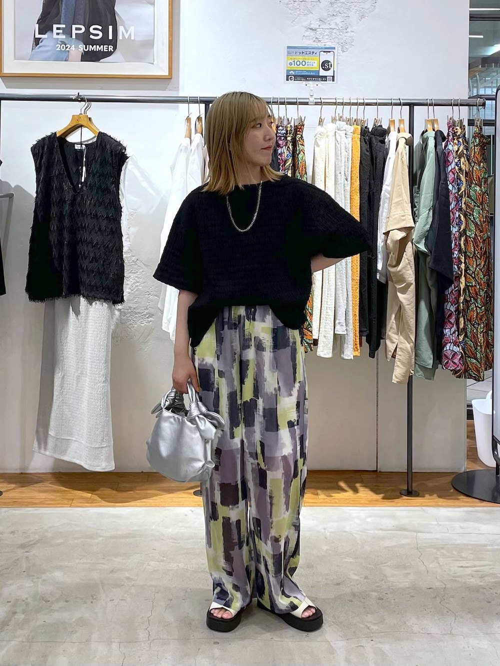 パープル系のその他パンツ、ホワイト系のサンダル、シルバー系のショルダーバッグを着用したレディースの夏コーディネートの2枚目の写真