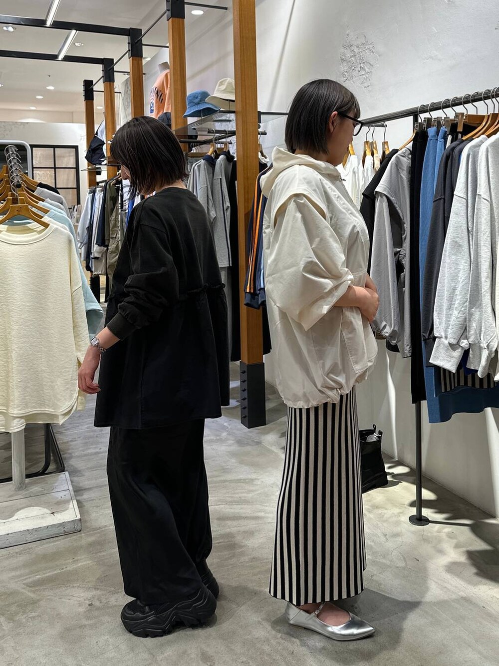 ブラック系のスニーカー、グレー系のTシャツ/カットソー、ブラック系のスカートを着用したレディースの春コーディネートの2枚目の写真