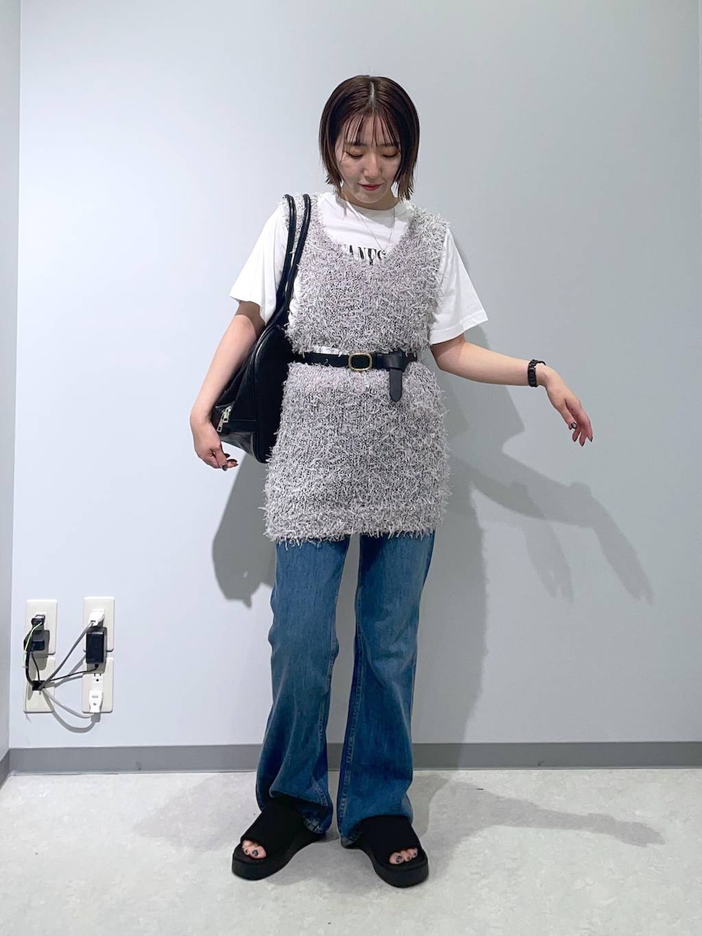 「低身長、カジュアル、ベーシック/シンプル、高見え、ゆったり、モノトーン、シンプルコーデ、大人カジュアル、きれいめカジュアル」｜「LEPSIMの厚底ニットサンダル　290447（サンダル、ブラック系）」を使った、manaさん（レディース・153cm）の夏コーディネートの2枚目の写真