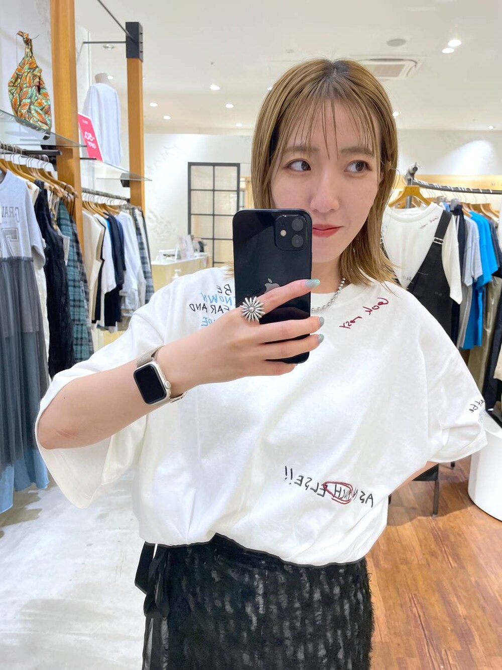 ブラック系のスカート、グレー系のデニムパンツ、ホワイト系のTシャツ/カットソーを着用したレディースの夏コーディネートの2枚目の写真