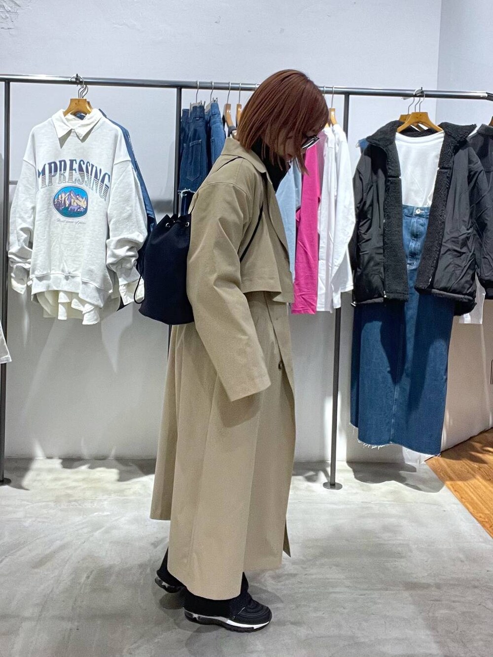 「低身長、カジュアル、ベーシック/シンプル、体型カバー、高見え、ゆったり、LEPSIM」｜「LEPSIMのストレッチフレア加工デニムパンツ　987513（デニムパンツ、グレー系）」を使った、manaさん（レディース・153cm）の春コーディネートの2枚目の写真