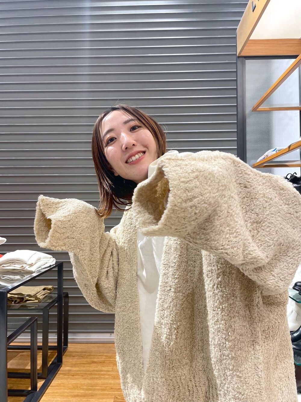 ホワイト系のパーカーを着用したレディースの冬コーディネートの2枚目の写真