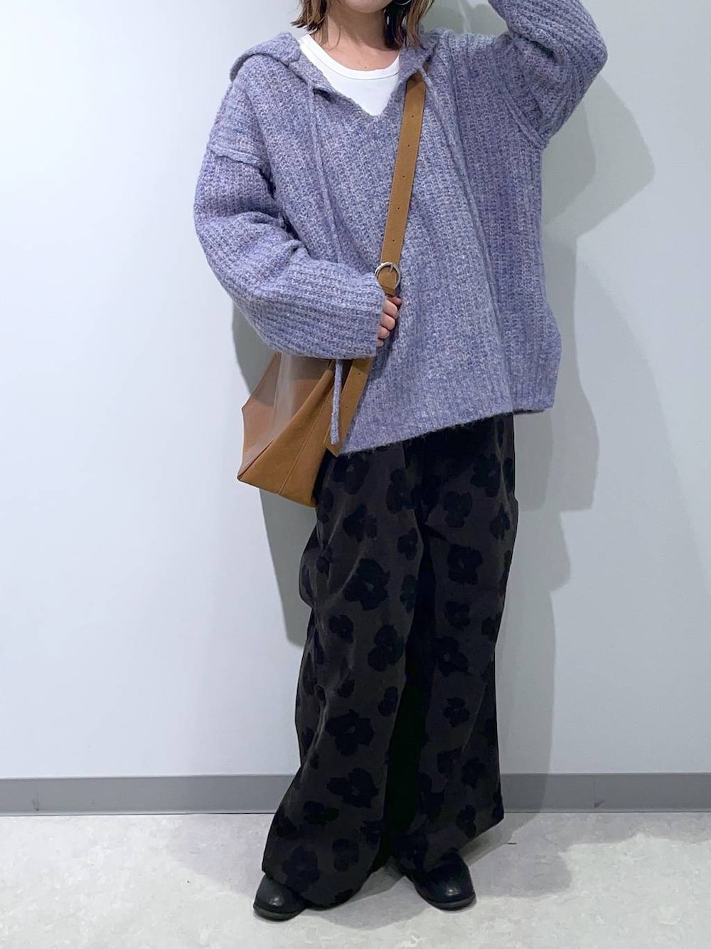 ホワイト系のTシャツ/カットソー、ベージュ系のショルダーバッグ、パープル系のニット/セーターを着用したレディースの秋コーディネートの3枚目の写真