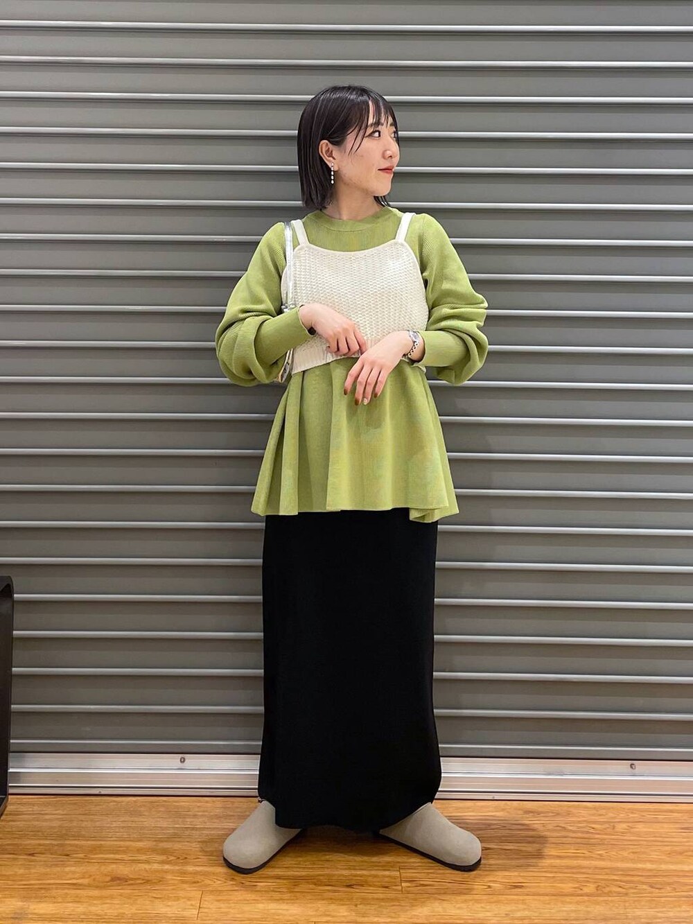 グリーン系のニット/セーター、ホワイト系のニット/セーター、ベージュ系のその他シューズを着用したレディースの春コーディネートの3枚目の写真