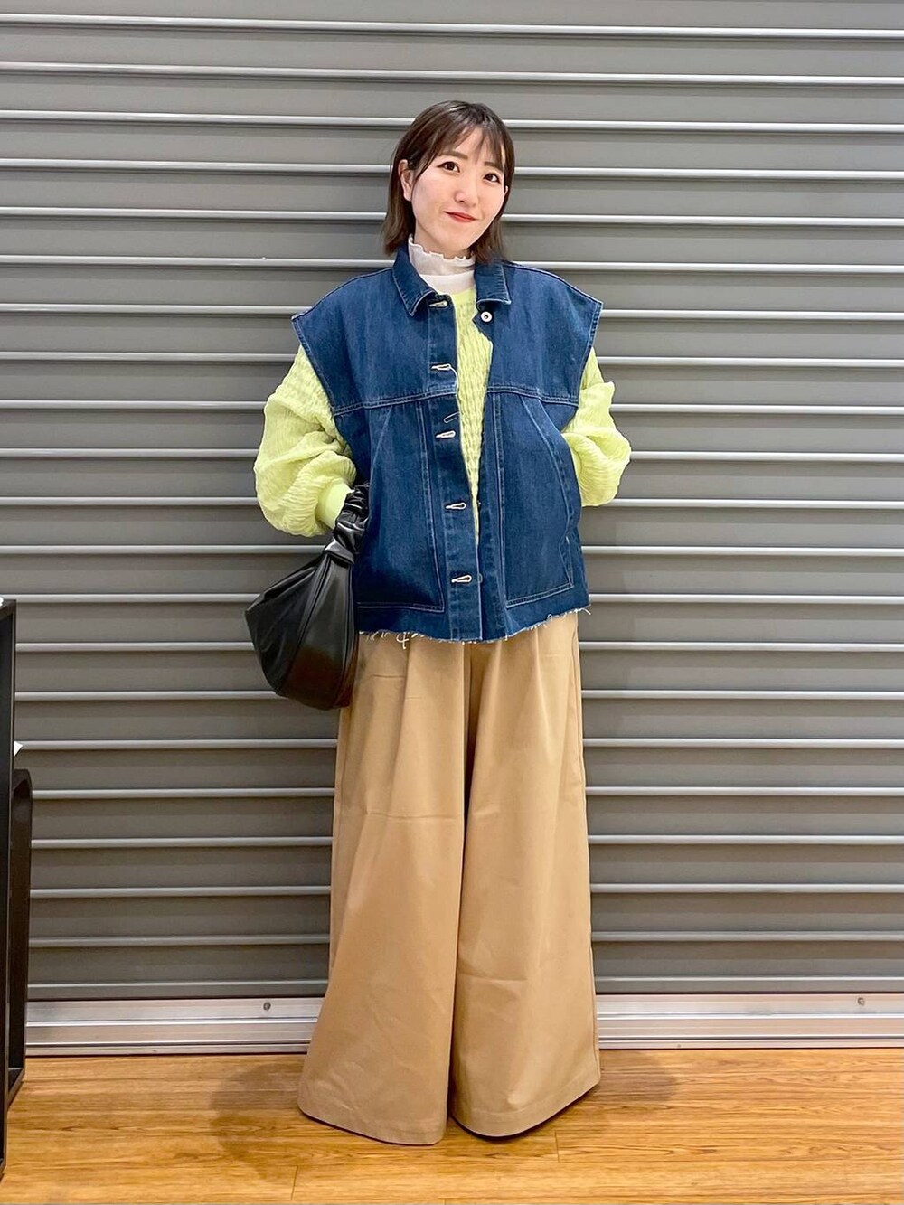 グリーン系のTシャツ/カットソー、ホワイト系のTシャツ/カットソー、ブルー系のベストを着用したレディースの春コーディネートの3枚目の写真