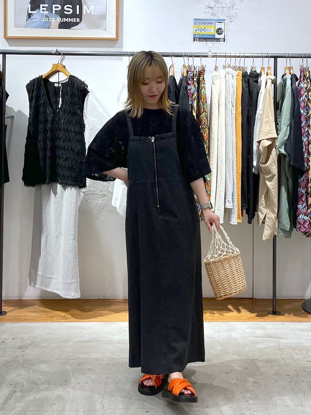 ホワイト系のかごバッグ、オレンジ系のサンダル、グレー系のワンピースを着用したレディースの夏コーディネートの2枚目の写真