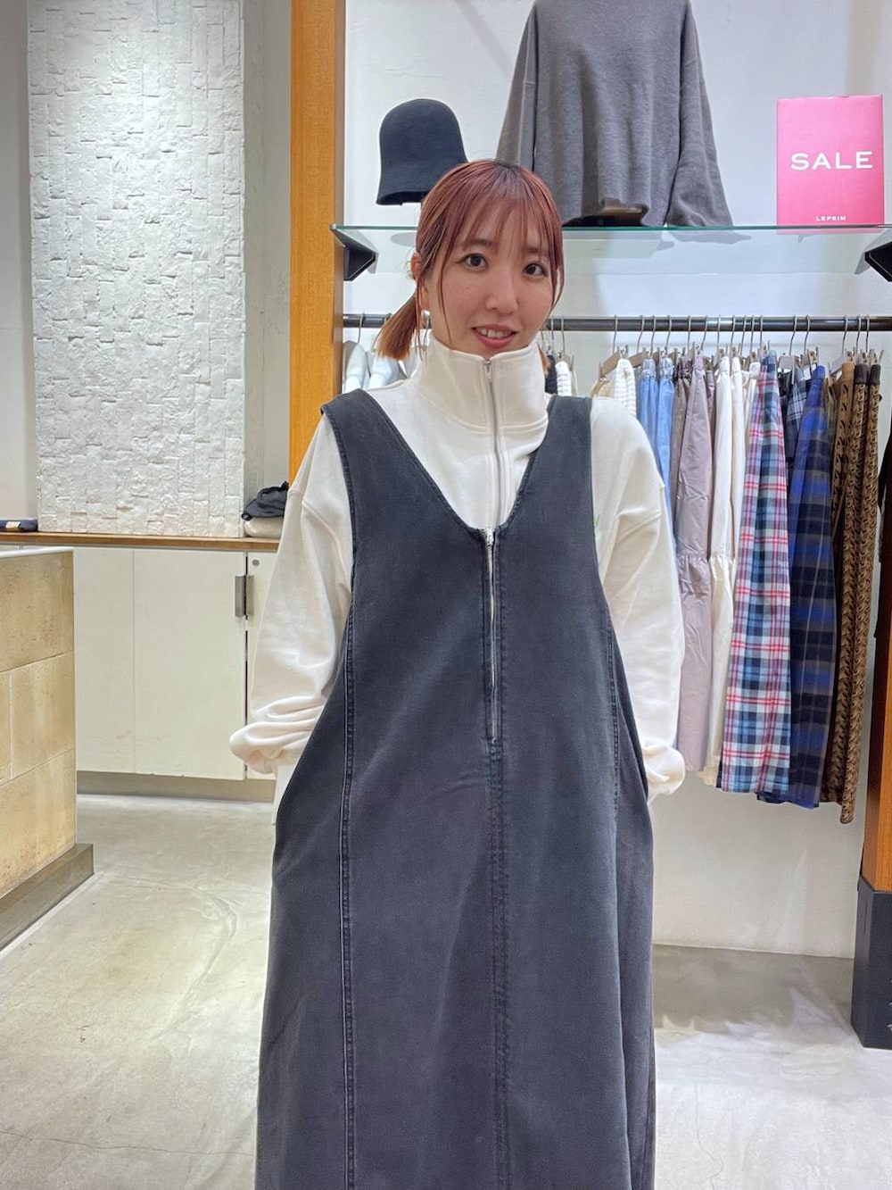 ブラック系のマタニティウェア/グッズ、ホワイト系のマタニティウェア/グッズを着用したレディースの冬コーディネートの3枚目の写真